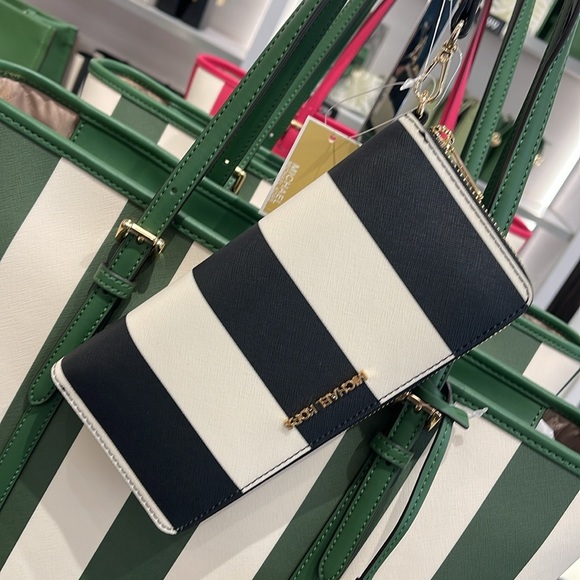 MICHAEL KORS JST 
Leather Continental Wristlet Phone Case Wallet
Black Multi
NWT - Picture 2 of 16